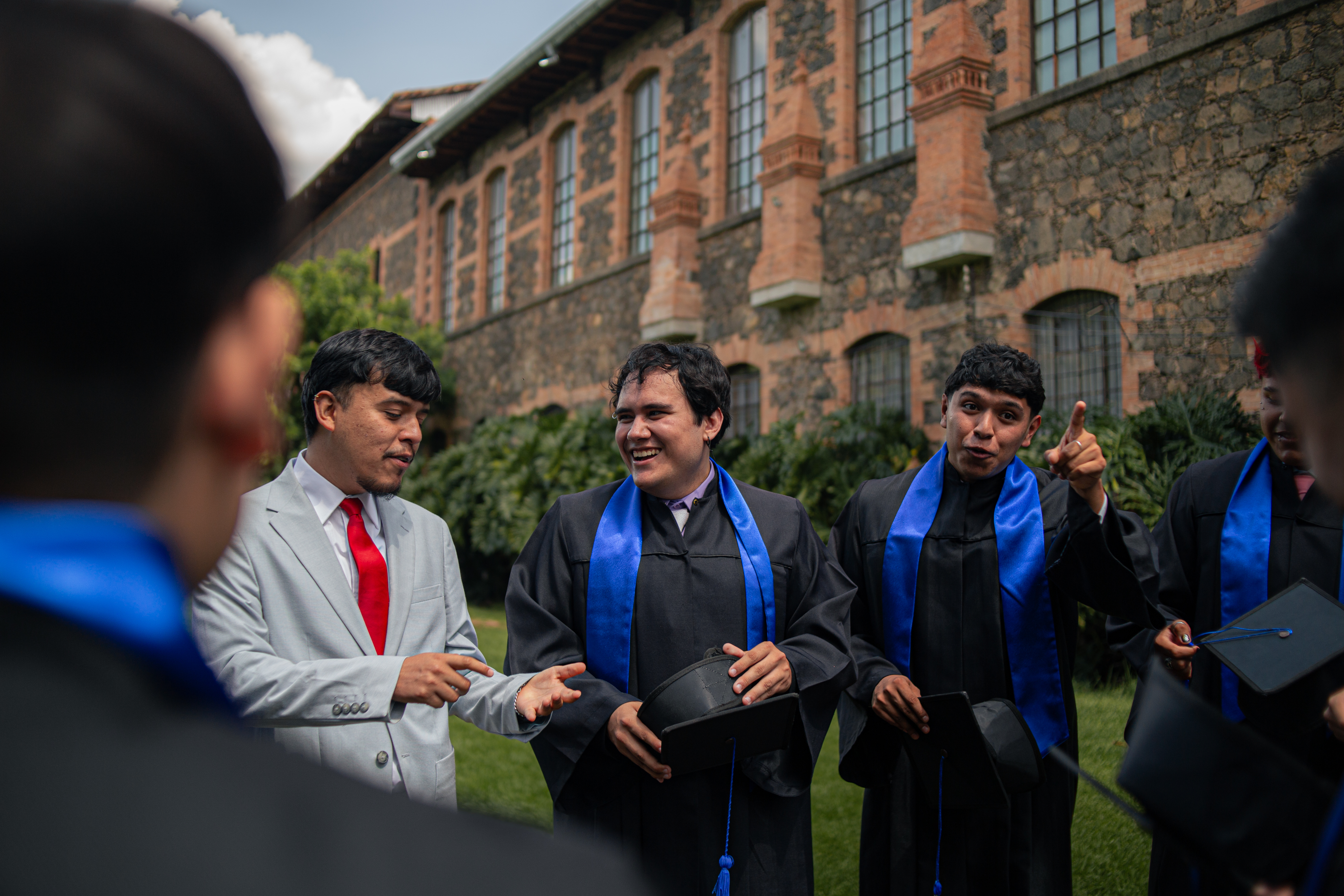 Fotografía del grupo de graduados en el campus