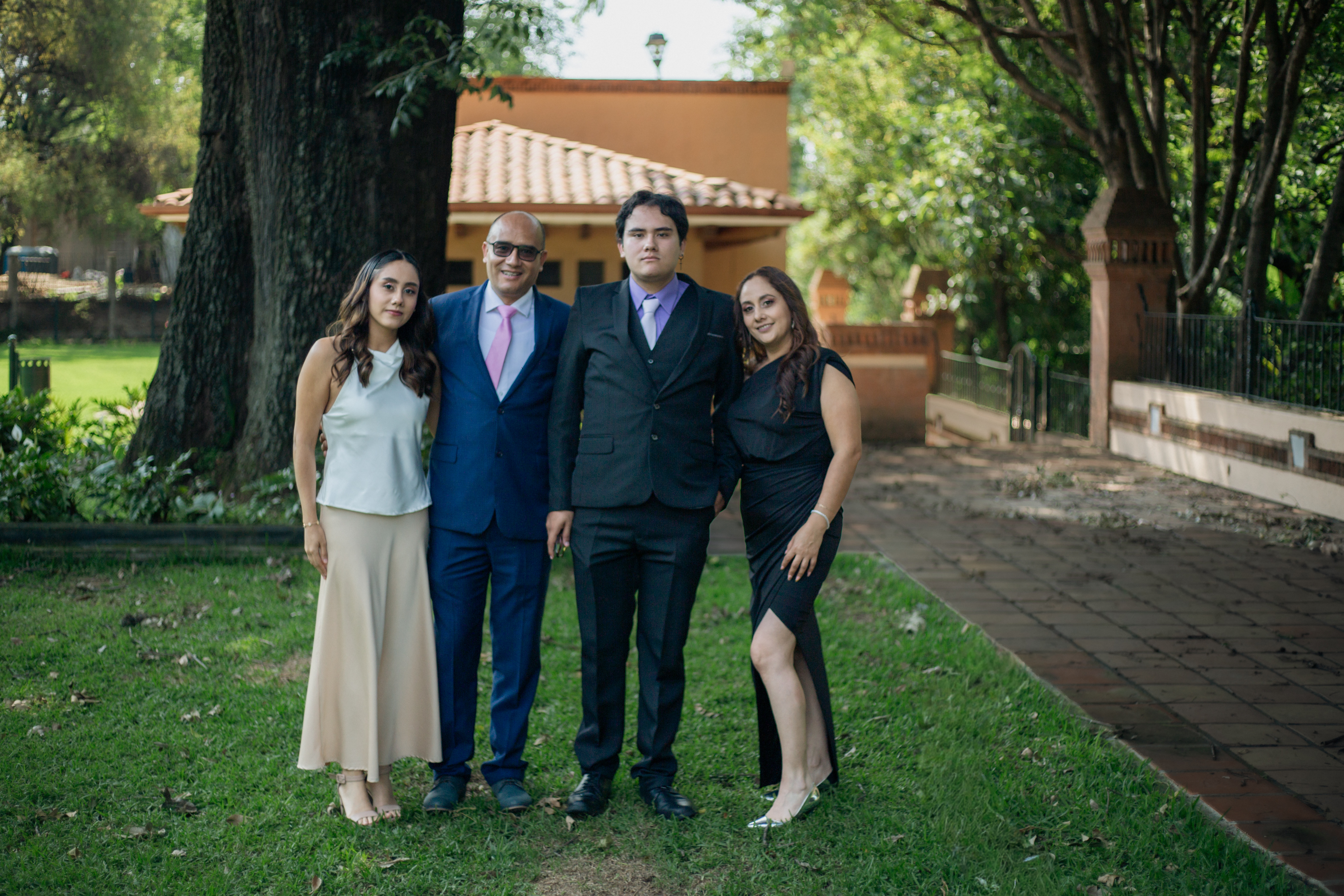 Fotografía 1 de Alejandro Álvarez Vargas con familia y amigos