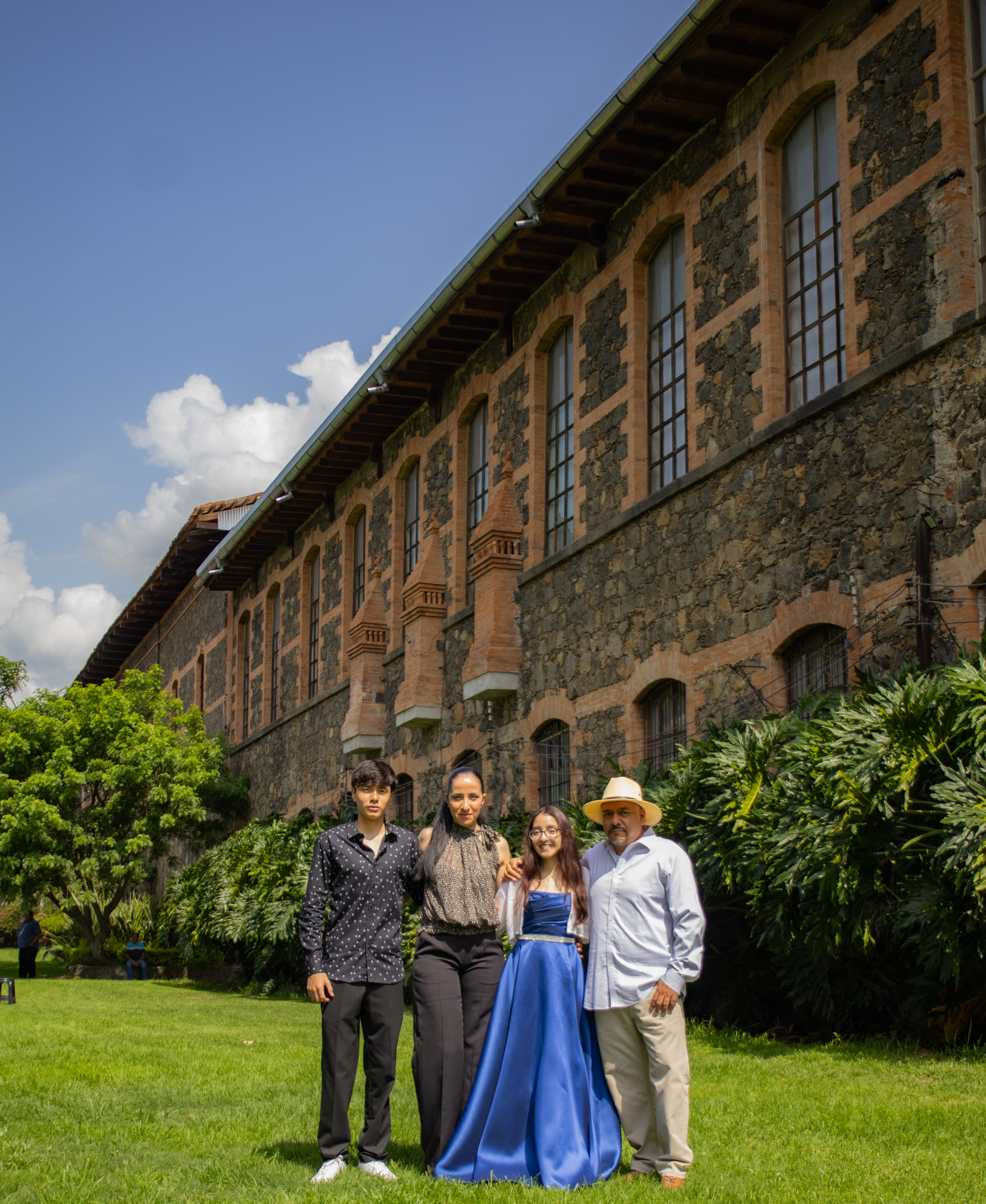 Fotografía 2 de Dulce Karina Roque Aguilera con familia y amigos