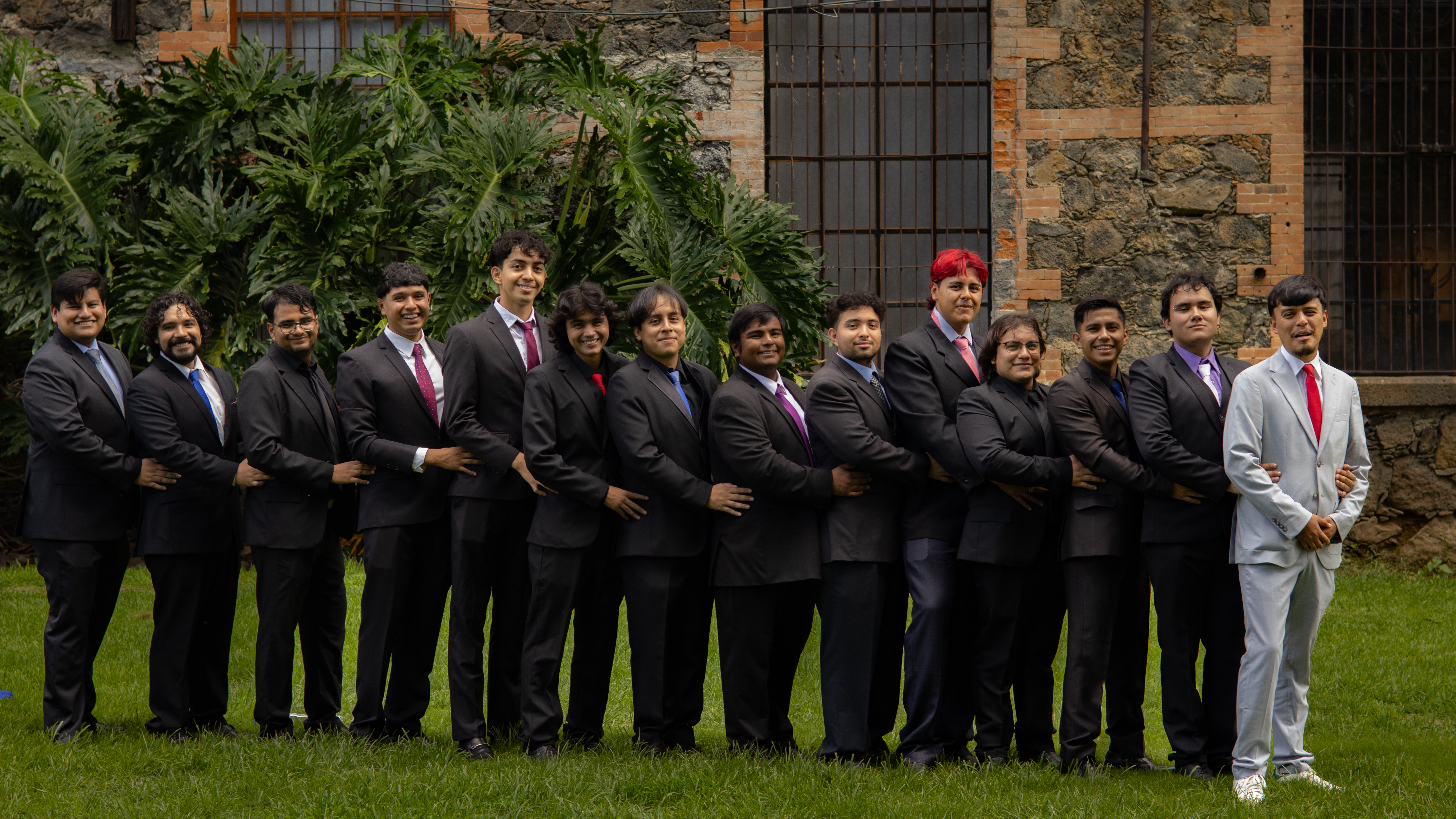 Fotografía 2 de Jonathan Isai Herrera Robledo con familia y amigos