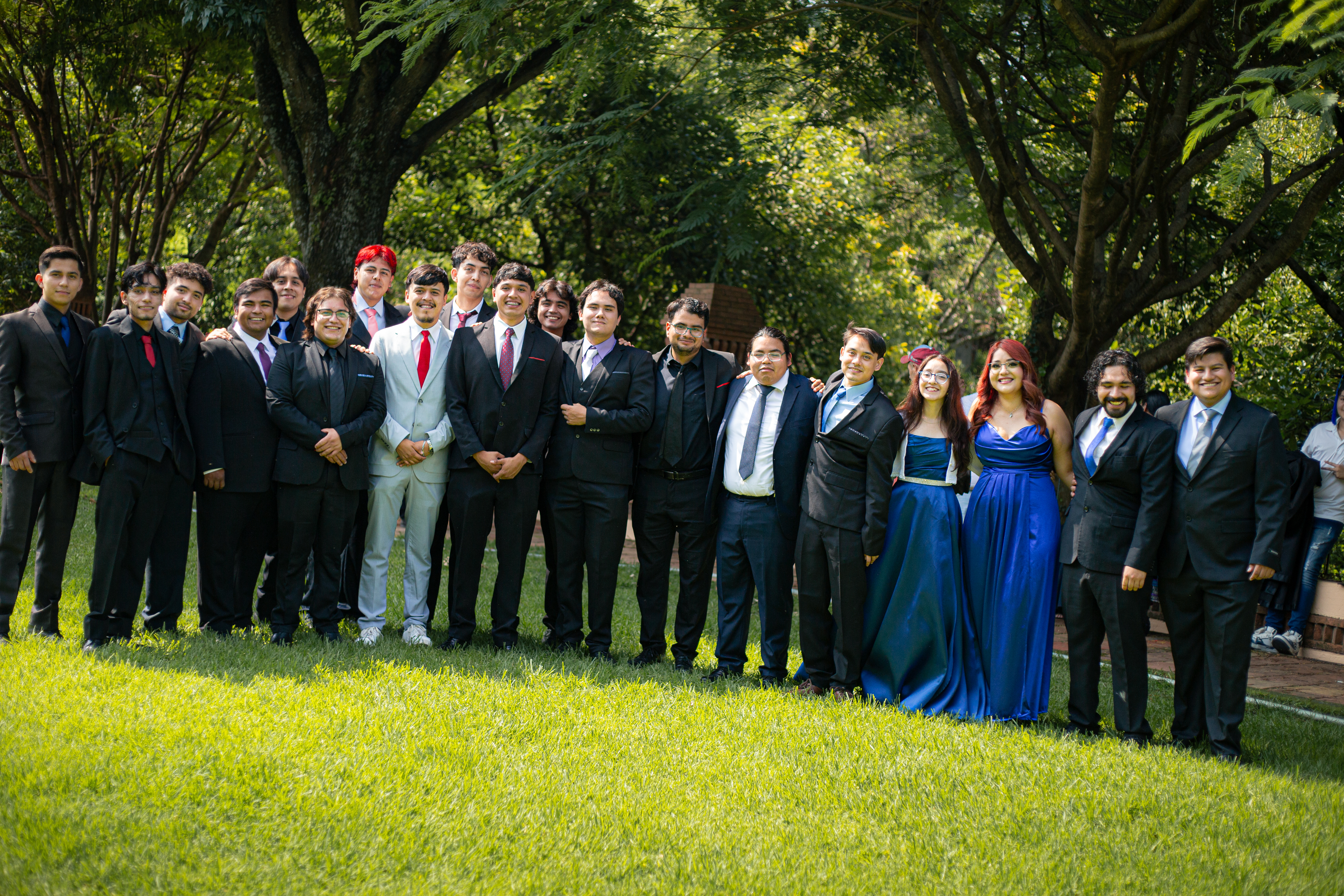 Fotografía 1 de Jonathan Isai Herrera Robledo con familia y amigos
