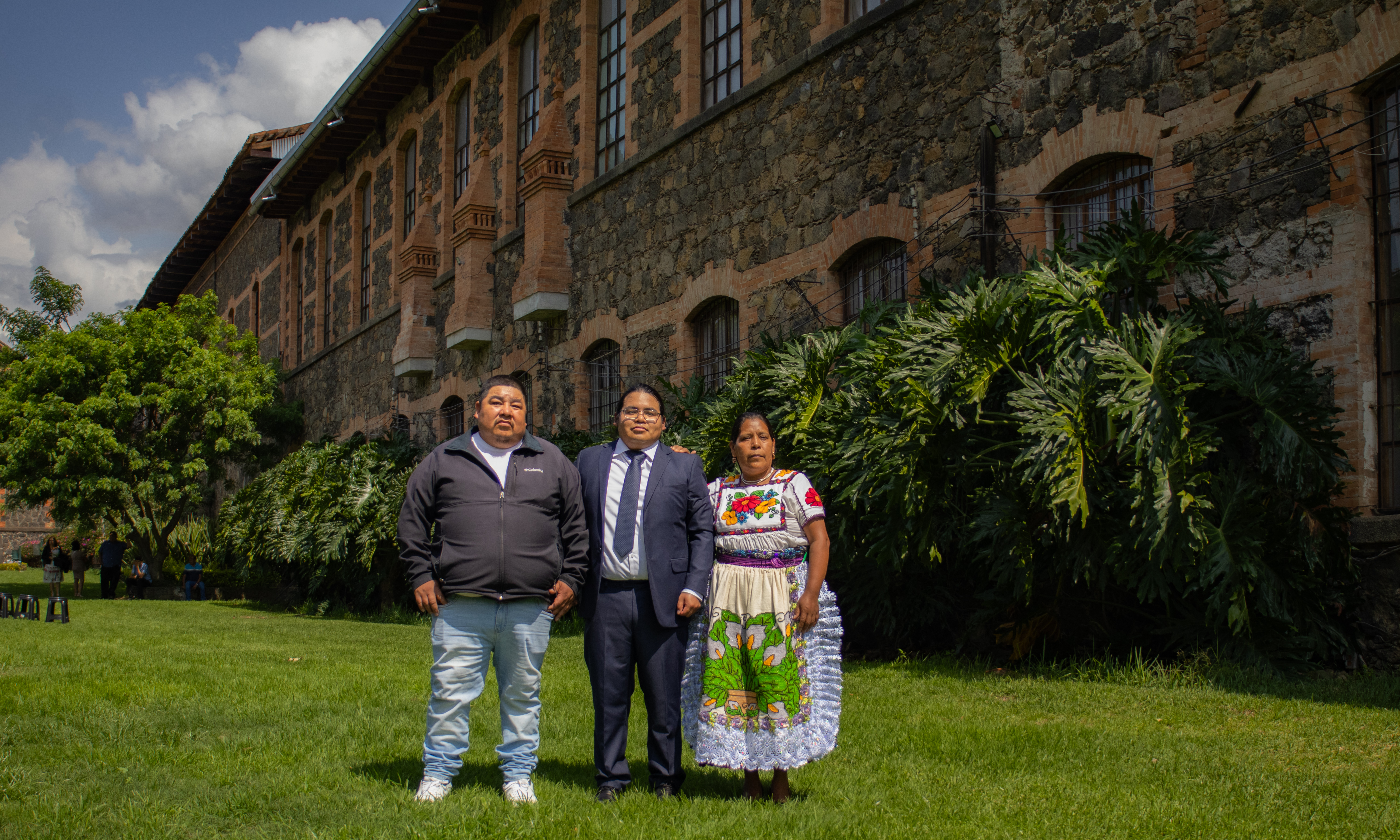 Fotografía 1 de Agustín Morales Flores con familia y amigos