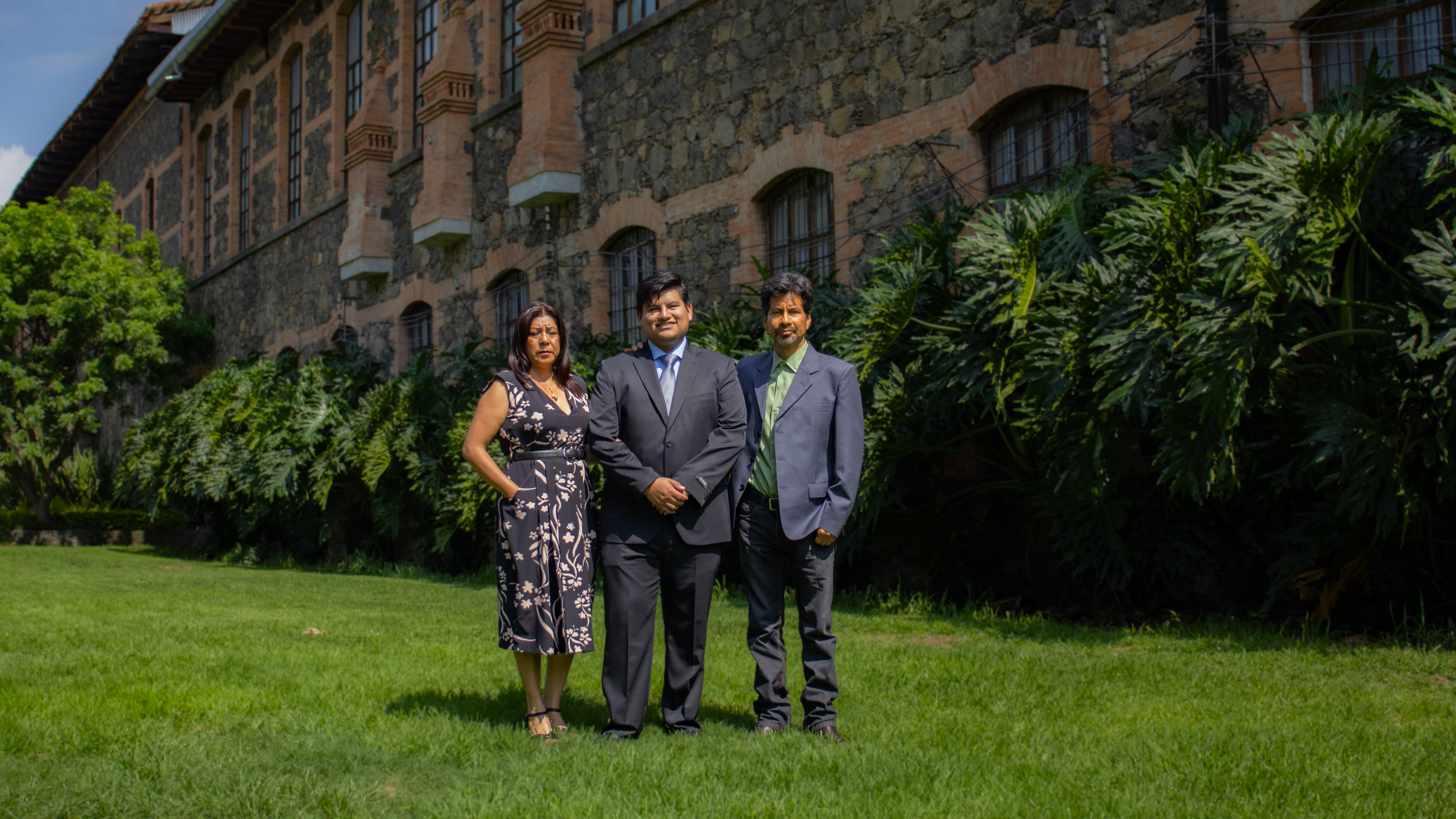 Fotografía 2 de Iván Loaeza Chavez con familia y amigos