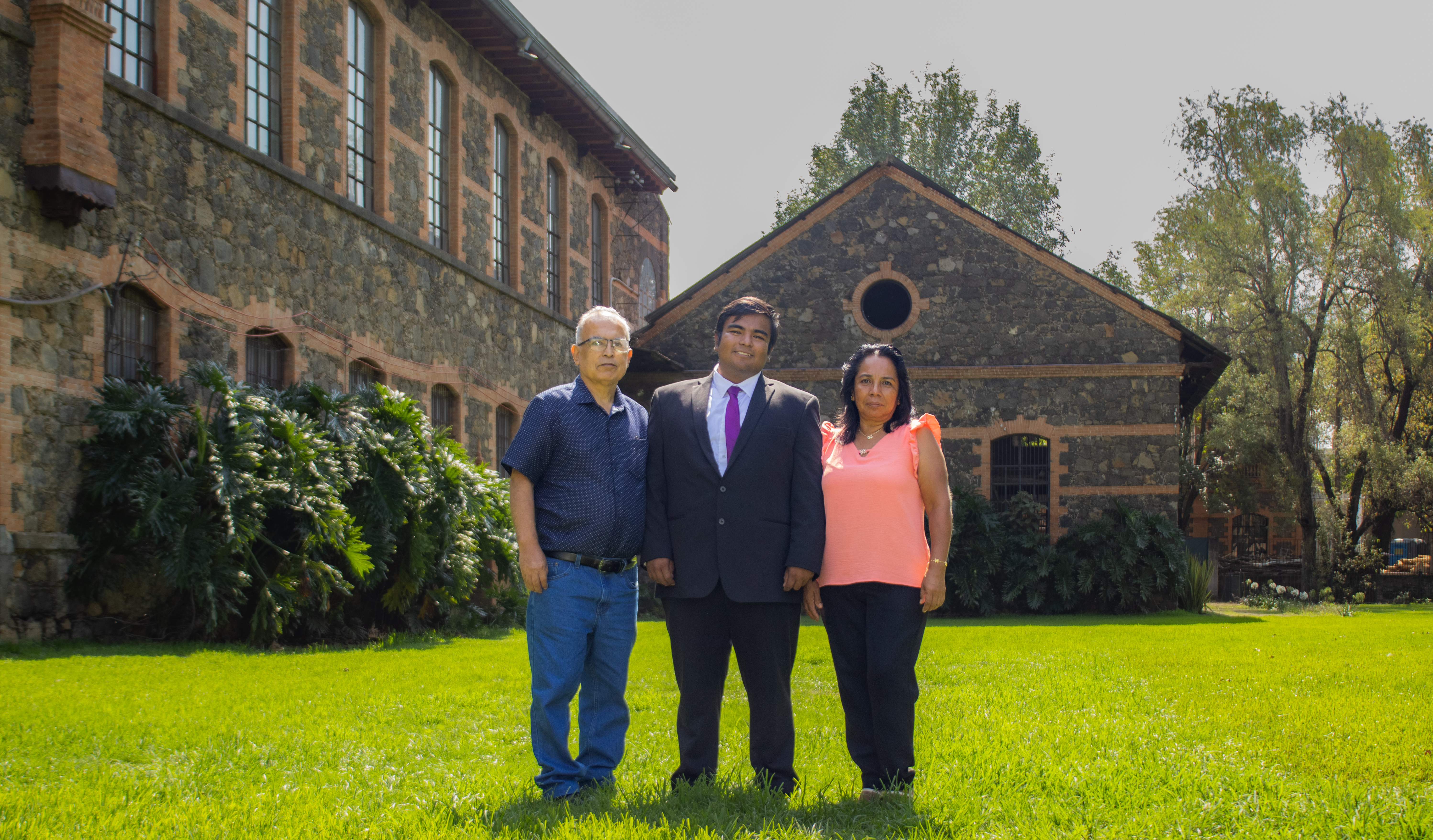 Fotografía 2 de Rafael Benjamin Saucedo Bautista con familia y amigos
